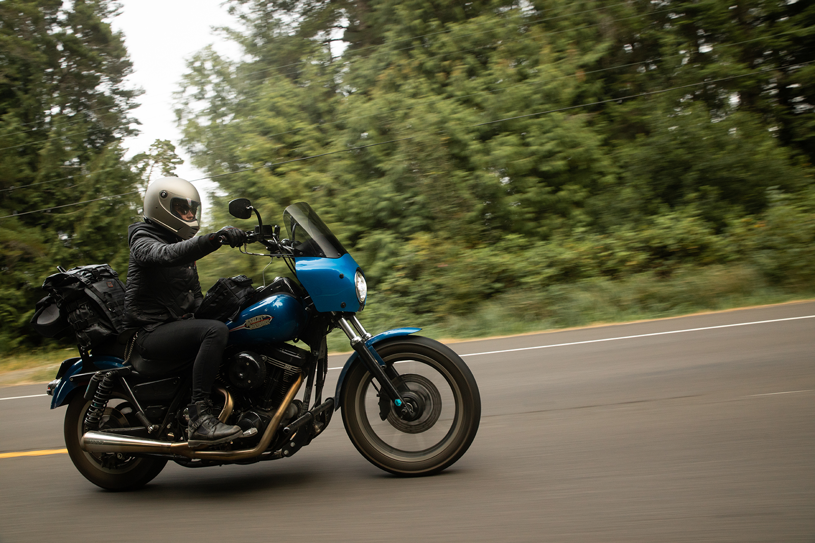 BILTWELL Lane Splitter helmet in flat titanium finish, XS size, showcasing a sleek motorcycle helmet with aerodynamic design and matte surface.