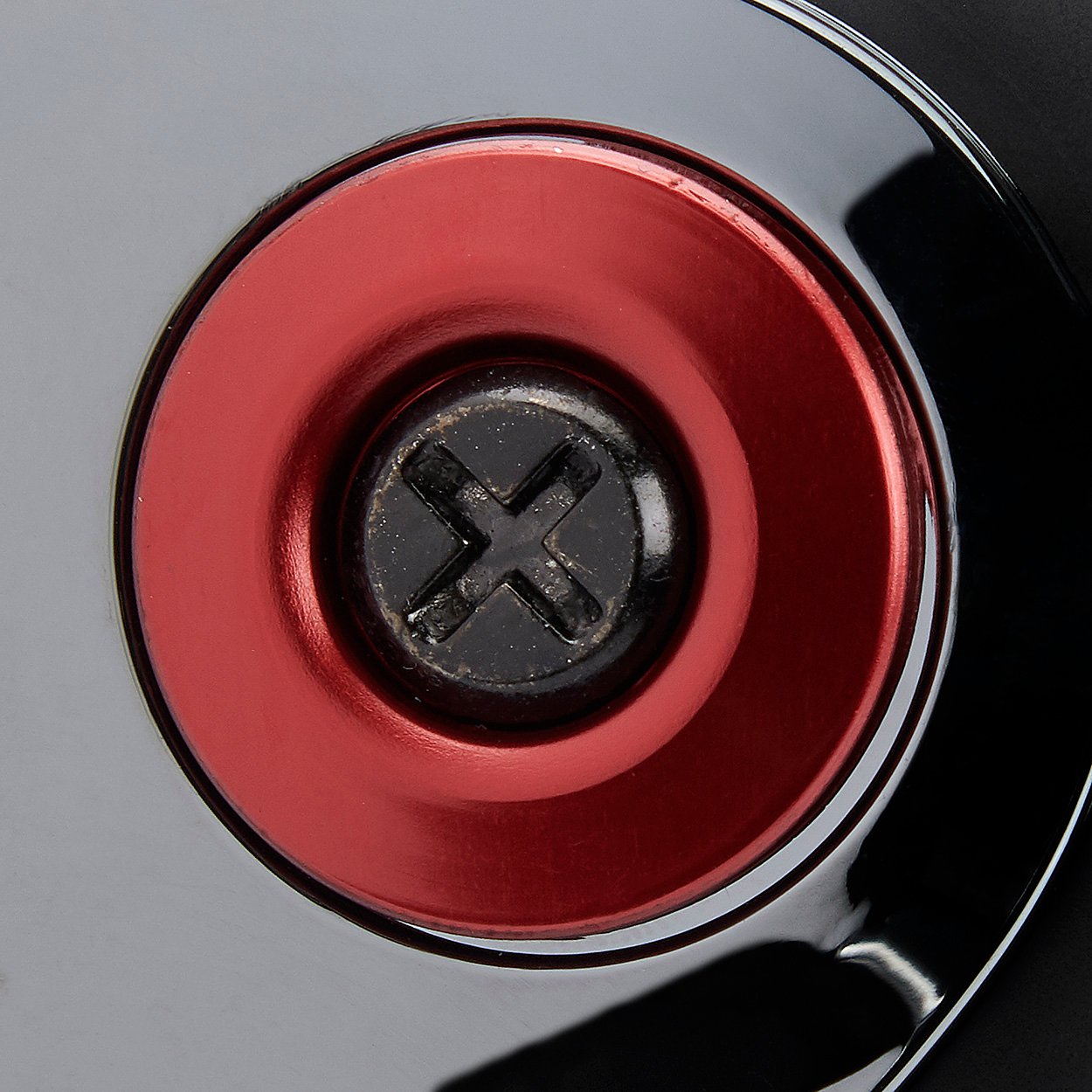 BILTWELL Gen 2 Hardware Kit with black screw and red baseplate for helmets, part from Bill's Exhausts.