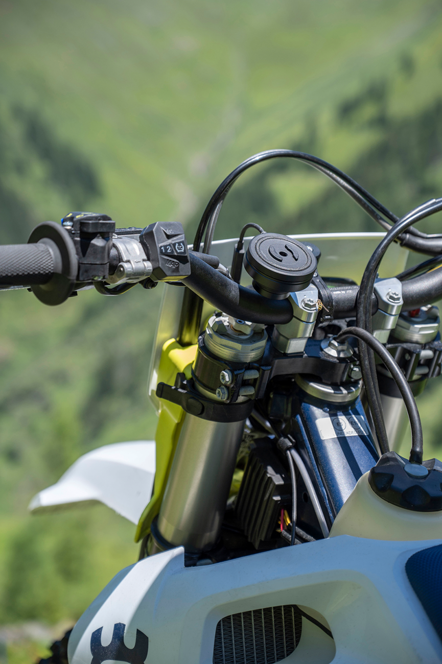 Bill's Exhausts SP CONNECT Anti-Vibration Module SPC+ Chrome for phone, enhances stability and reduces vibrations during use.