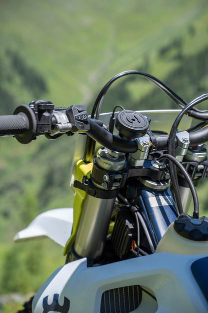Bill's Exhausts SP CONNECT Anti-Vibration Module SPC+ Chrome for phone, enhances stability and reduces vibrations during use.