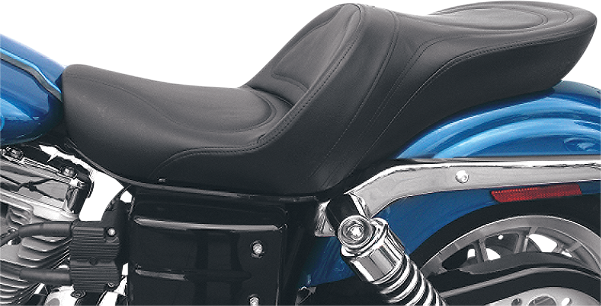 Black Saddlemen Explorer seat without backrest, stitched design, compatible with FXD 2004-2005 motorcycle.