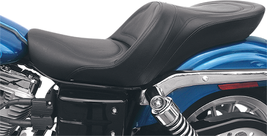 Black Saddlemen Explorer seat without backrest, stitched design, compatible with FXD 2004-2005 motorcycle.