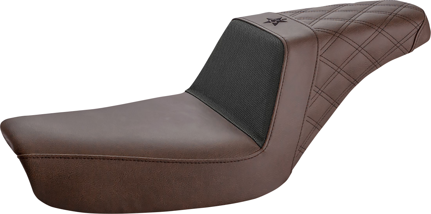 SADDLEMEN Unknown Industries motorcycle seat with carbon fiber front, black gripper lumbar, and rear lattice stitch for Dyna models.