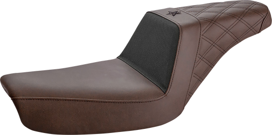 SADDLEMEN Unknown Industries motorcycle seat with carbon fiber front, black gripper lumbar, and rear lattice stitch for Dyna models.