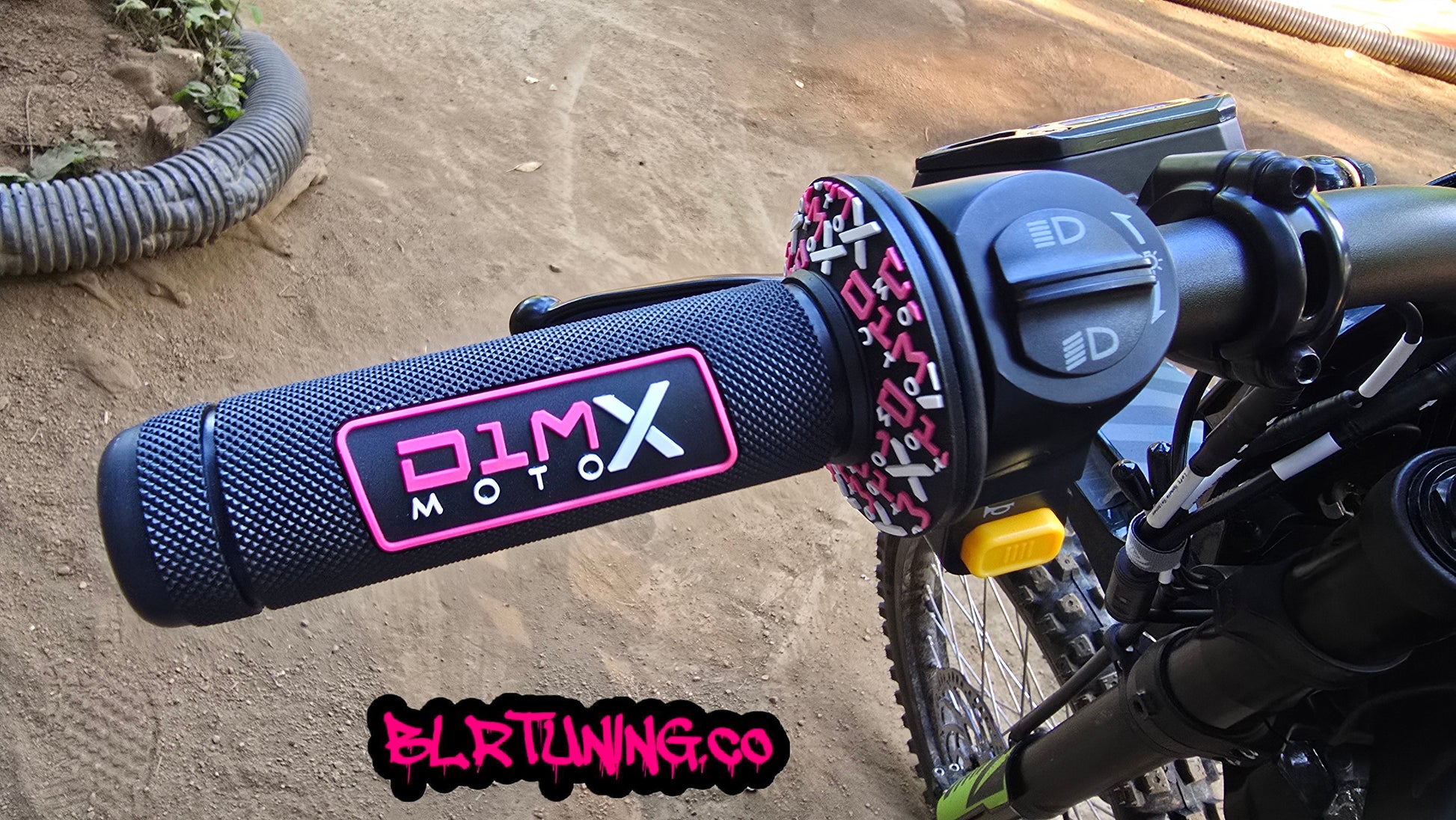 D1M MOTO X HAND GRIPS CLOSED END - FITS 7/8 BARS - FITS ELECTRIC DIRT BIKES - E-BIKES - DIRT BIKE - PIT BIKES - Howling Moto