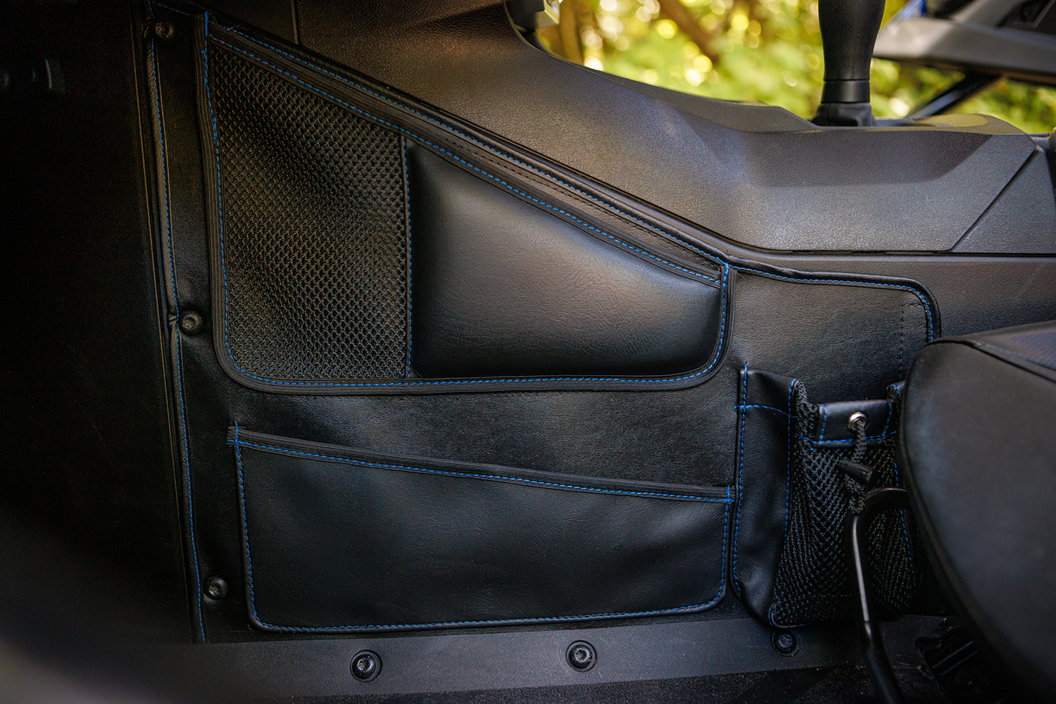 SHOW CHROME Kaliber Organizer Driver engine part in black with blue stitching, designed for motorcycle engine organization.