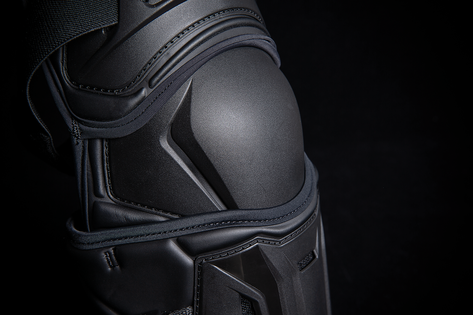 Bill's Exhausts ICON Field Armor 3™ Knees in black, size L/XL, featuring protective armor with adjustable straps and durable design.