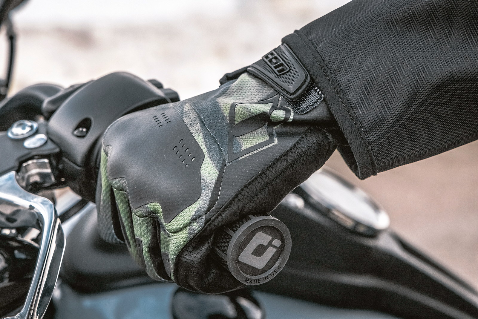 Open box Bill's Exhausts ICON Hooligan™ Battlescar gloves in green, medium size, with rugged design and protective features.