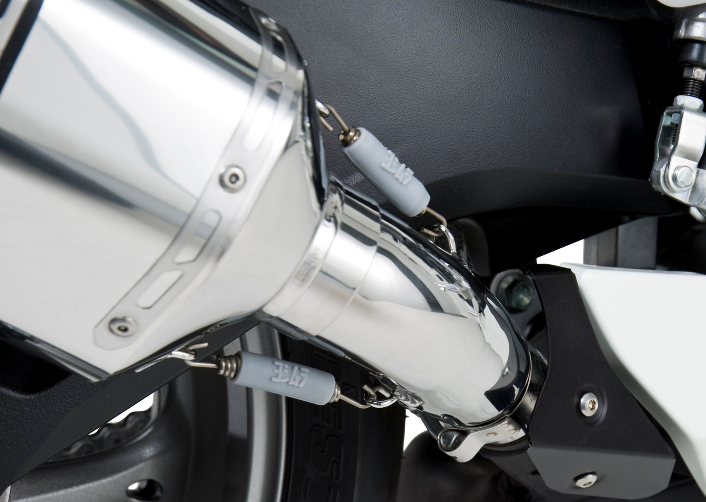 YOSHIMURA Street R 77 slip-on exhaust with stainless steel body and carbon fiber end cap for motorcycle performance.