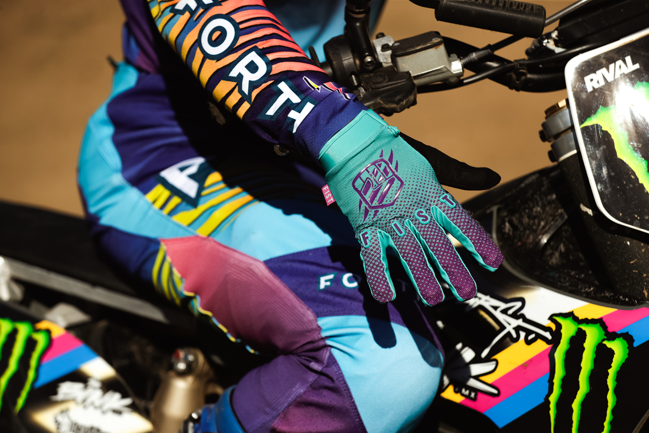FIST Handwear Breezer Gloves in violet halftone, XS, lightweight mesh material with perforated Clarino palm for ventilation.