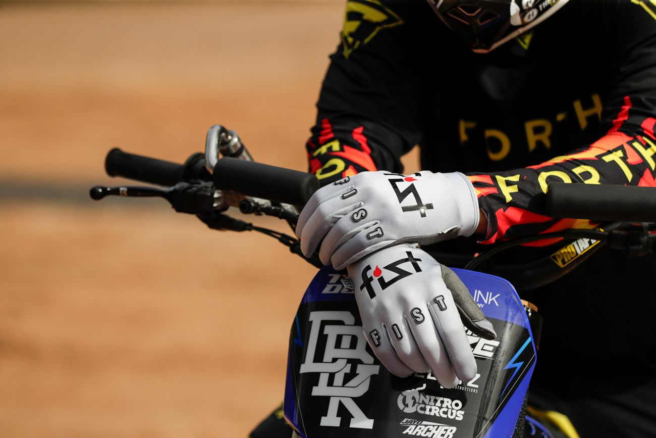 FIST HANDWEAR Frosty Lighter Gloves XS designed for warm weather and wet conditions, shown in a close-up image.