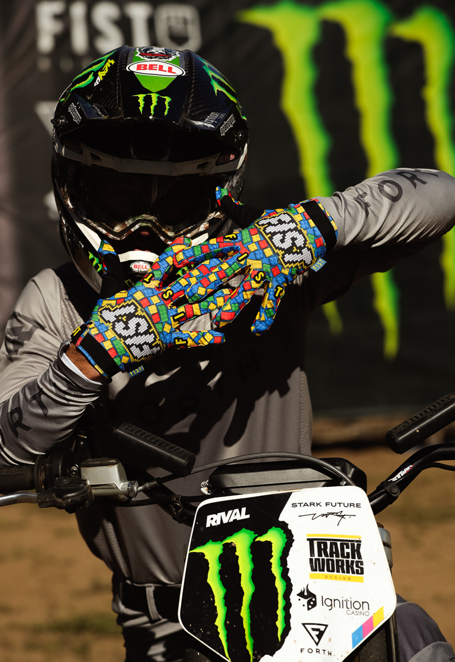 FIST HANDWEAR Strapped Build Gloves Small with pre-curved Clarino® palm and breathable spandex upper for comfort and grip.