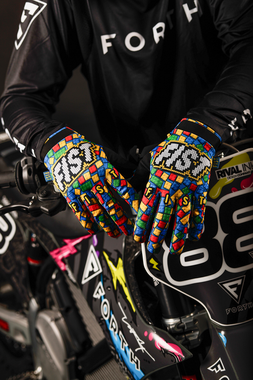 FIST HANDWEAR Strapped Build Gloves in small with pre-curved Clarino® palm and breathable spandex upper for improved grip and comfort.