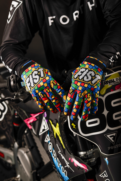 FIST HANDWEAR Strapped Build Gloves in small with pre-curved Clarino® palm and breathable spandex upper for improved grip and comfort.
