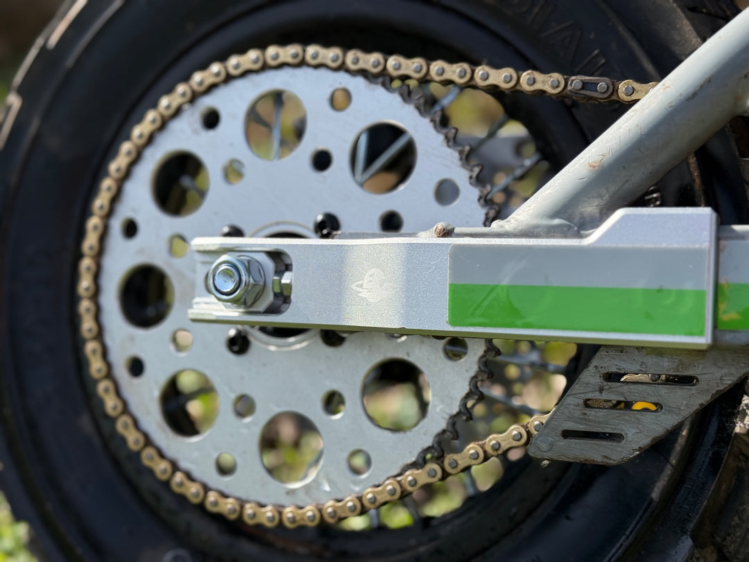 Electro & Co Razor MX500/MX650/SX500 billet aluminum swingarm extension with axle block system, 2-3 inch stretch on a dirt bike.