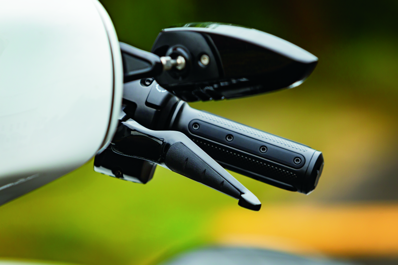 Kuryakyn ISO Levers for Harley Davidson Touring 2017-2020 in chrome, close-up of ergonomic motorcycle handlebar levers