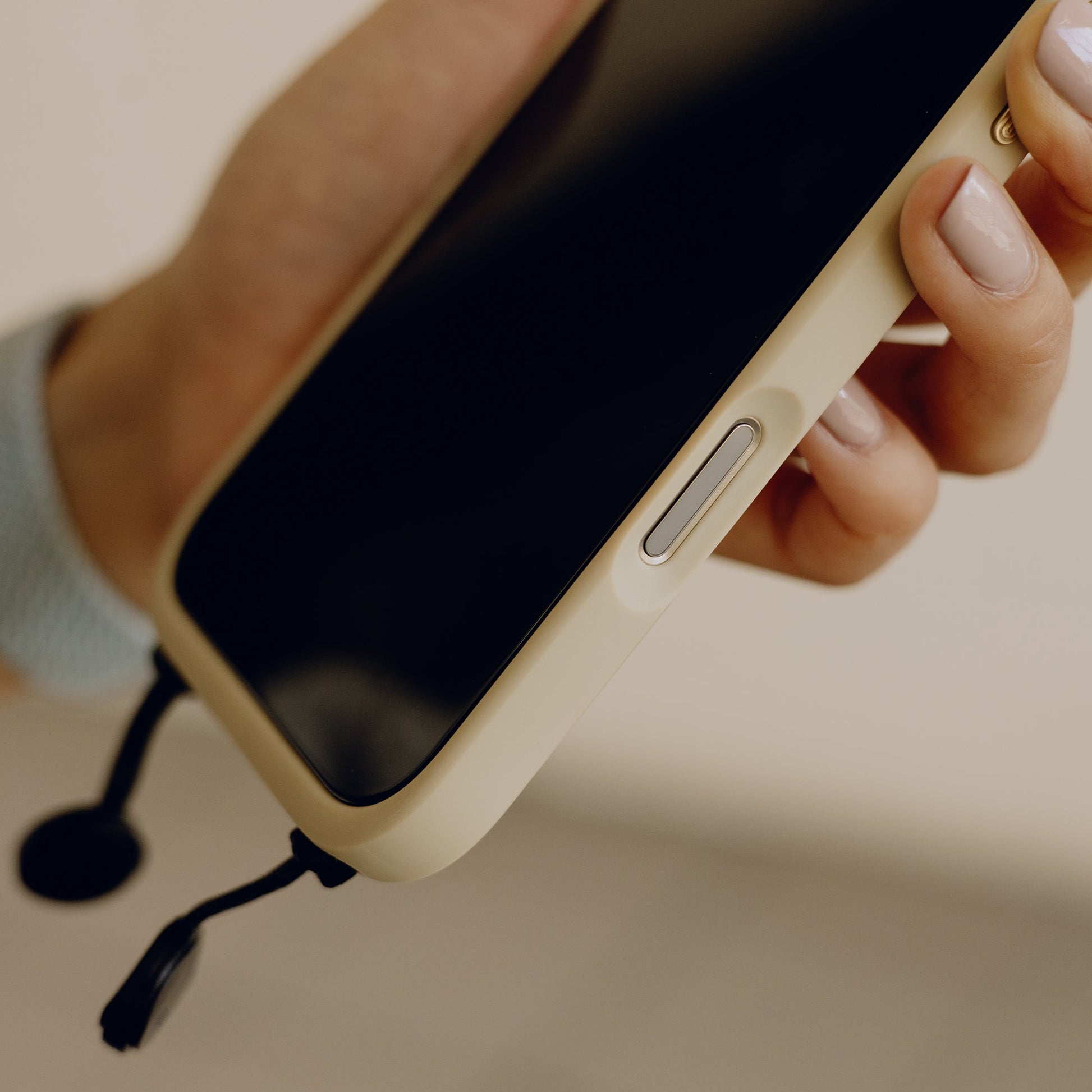 Everyday Clarino Case | iPhone 16 Pro Bone - Howling Moto