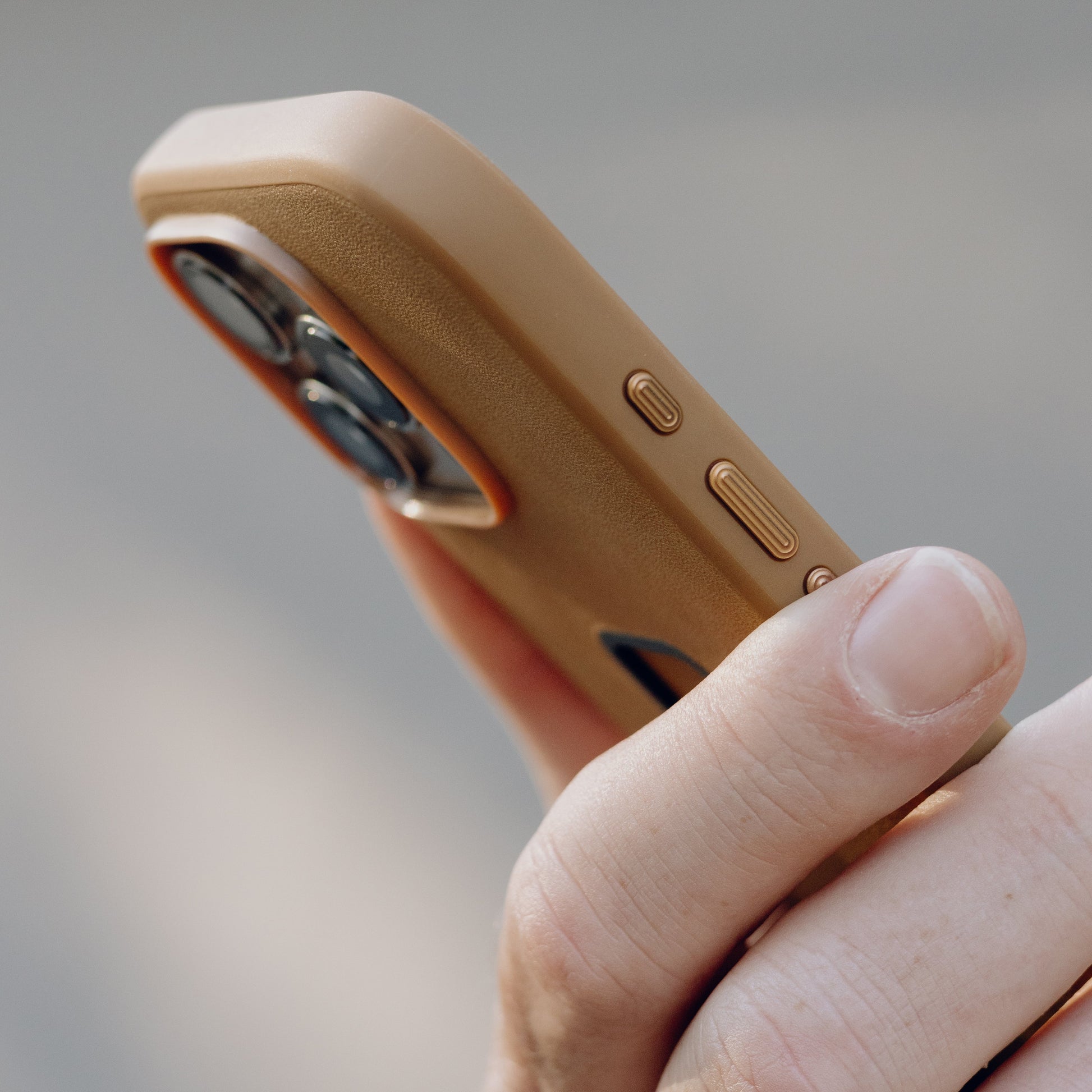 Everyday Clarino Case | iPhone 16 Pro Max Tan - Howling Moto