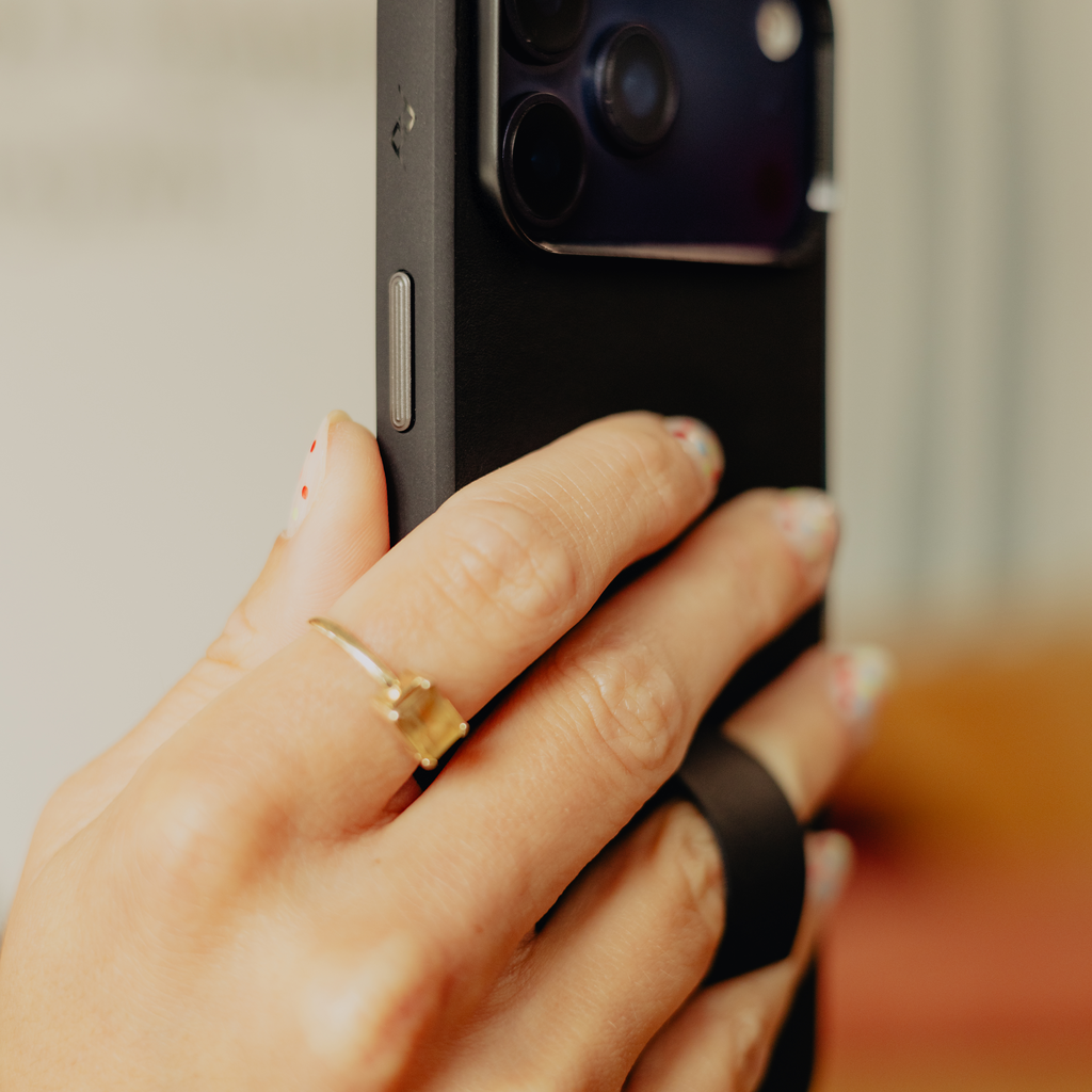 Peak Design Everyday Loop Case for iPhone 17 Pro Max in black, showing the mobile phone with protective case and loop detail.