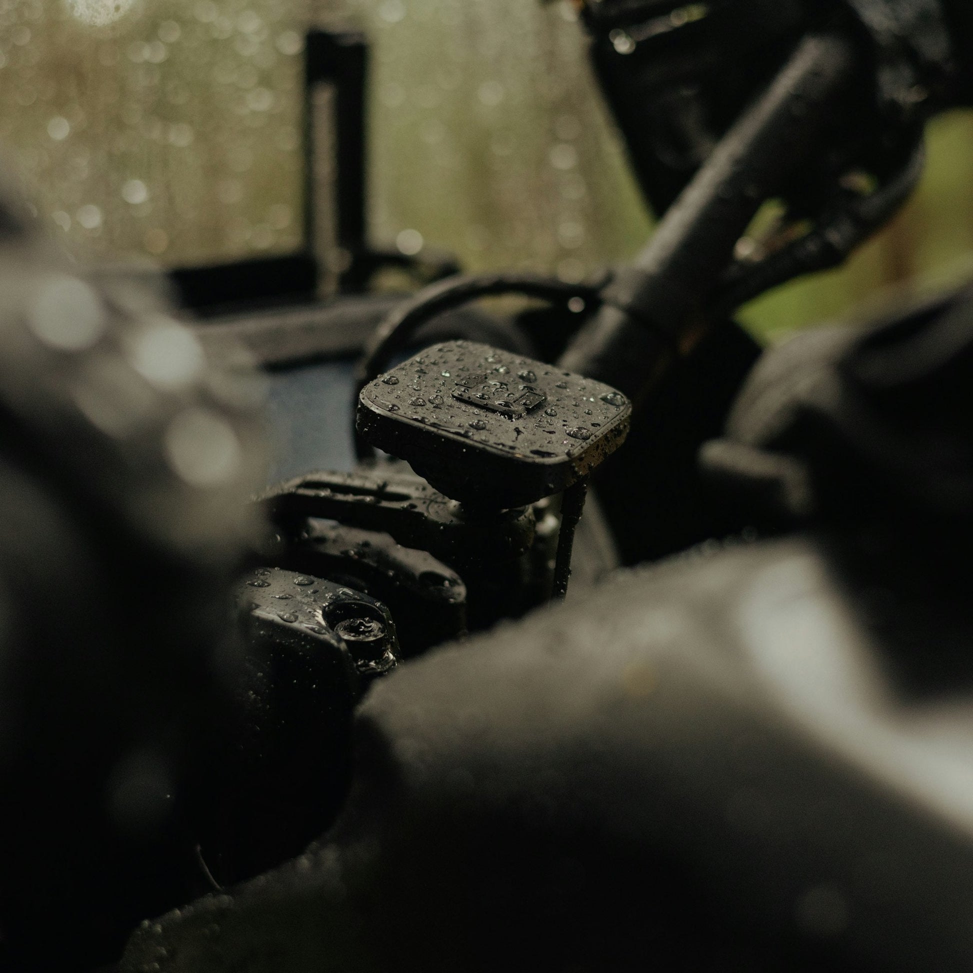 Motorcycle Bar Mount | Charging Locking Qi2 - Howling Moto