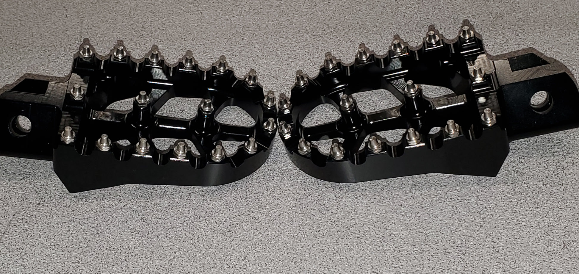 RFN Ares Foot Pegs - Howling Moto