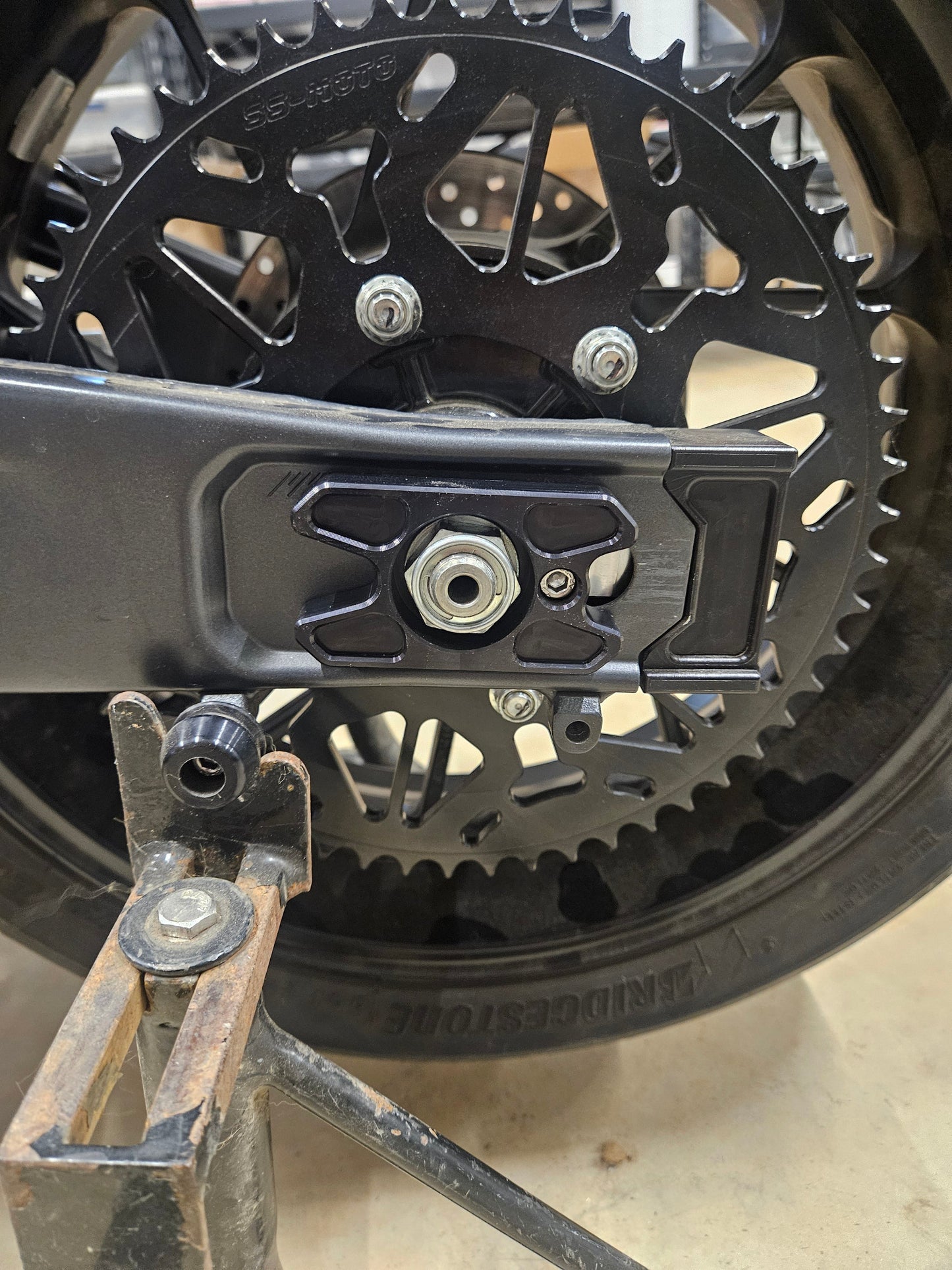 R7/FZ/MT07 AXLE ADJUSTERS - Howling Moto