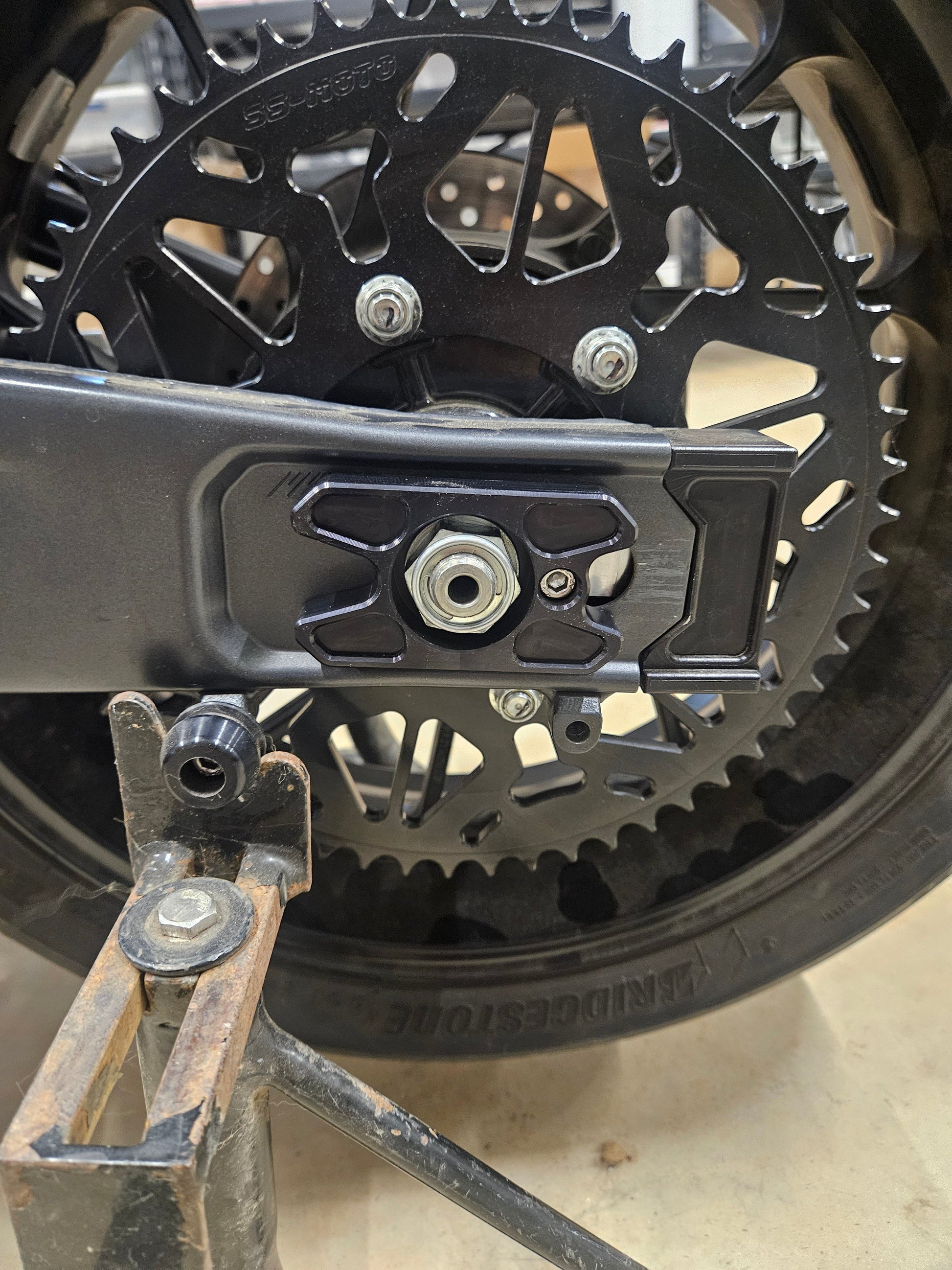 R7/FZ/MT07 AXLE ADJUSTERS - Howling Moto