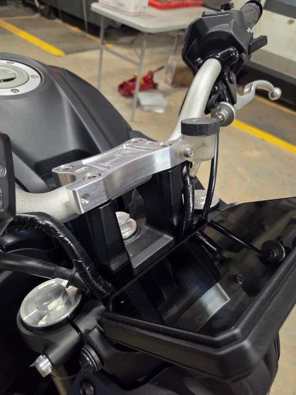2025+ MT07 RISER CAP W/RESERVOIR MOUNTS
