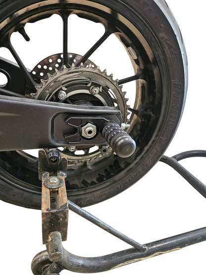 R7 FZ/MT07 REAR AXLE SLIDERS WITH AXLE BLOCKS - Howling Moto