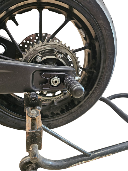 R7 FZ/MT07 REAR AXLE SLIDERS WITH AXLE BLOCKS - Howling Moto