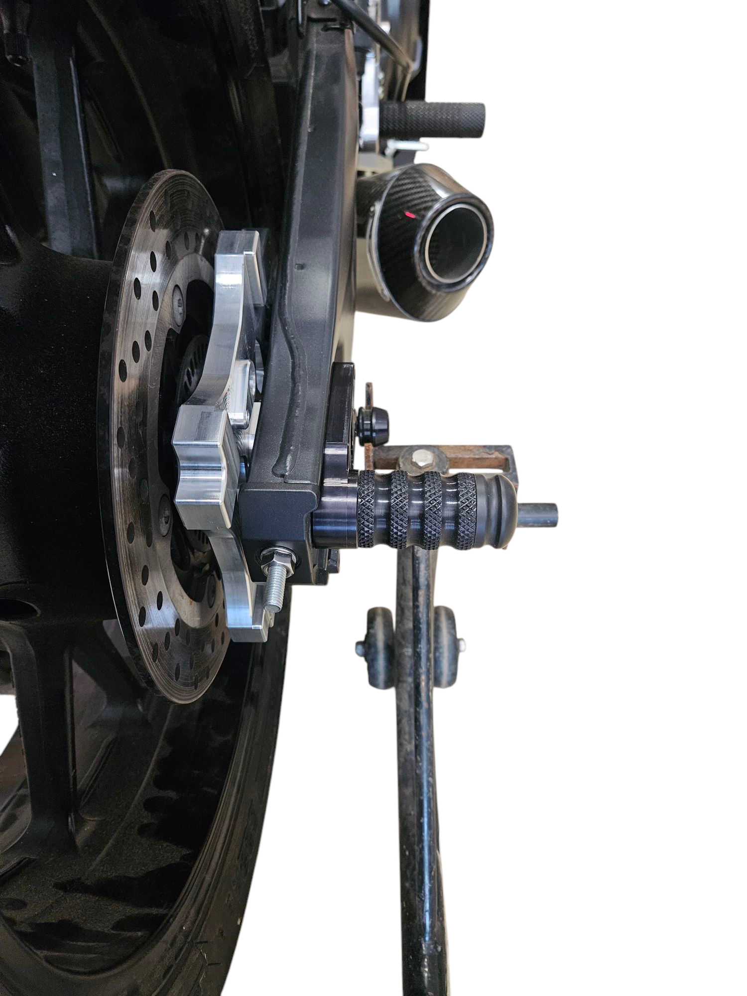 R7 FZ/MT07 REAR AXLE SLIDERS WITH AXLE BLOCKS - Howling Moto