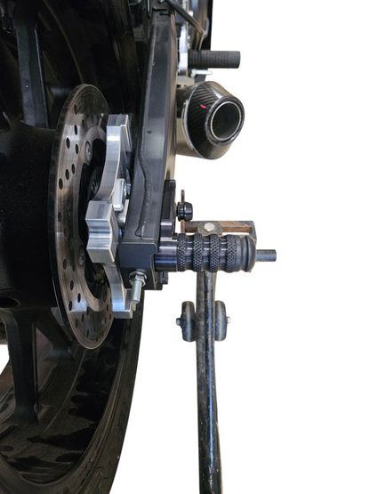 R7 FZ/MT07 REAR AXLE SLIDERS WITH AXLE BLOCKS - Howling Moto